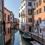 Ca' Sartori Apartment *